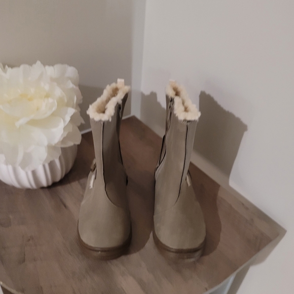 OshKosh B Gosh Boys Girls Boots Size 12M Taupe Shoes Faux fur -New without tags - Picture 2 of 6